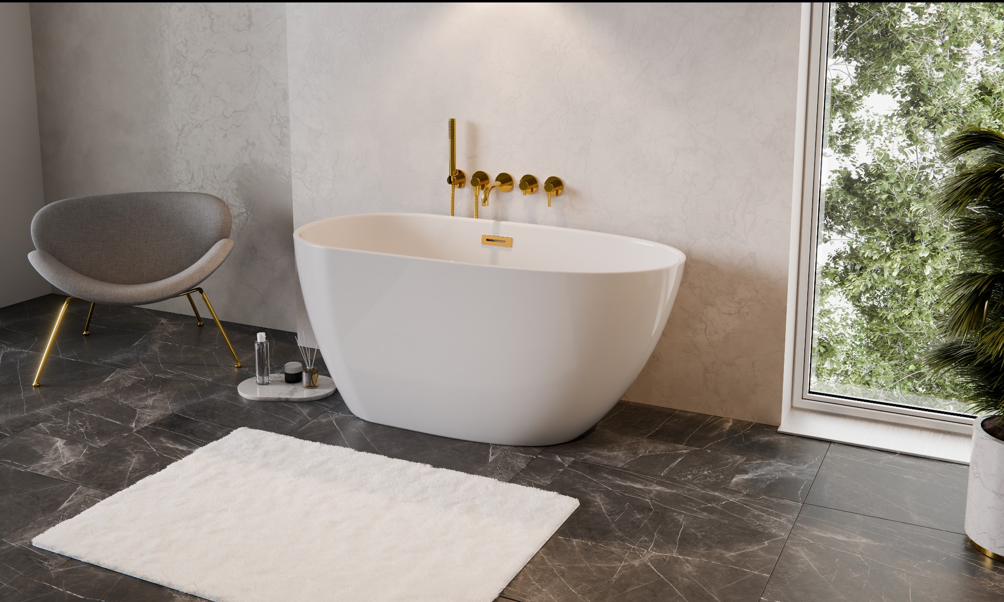 Nowoczesna łazienka z wolnostojącą białą wanną, złotą armaturą, szarym krzesłem na złotych nogach, marmurową podłogą i ścianą oraz widokiem na zieleń za oknem.