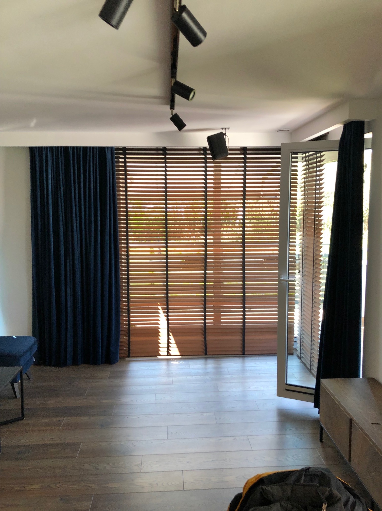 Żaluzje drewniane z taśmą