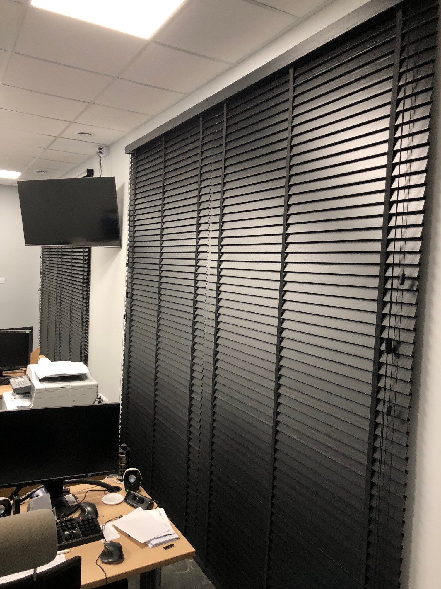 Czarne żaluzje drewniane 50 mm