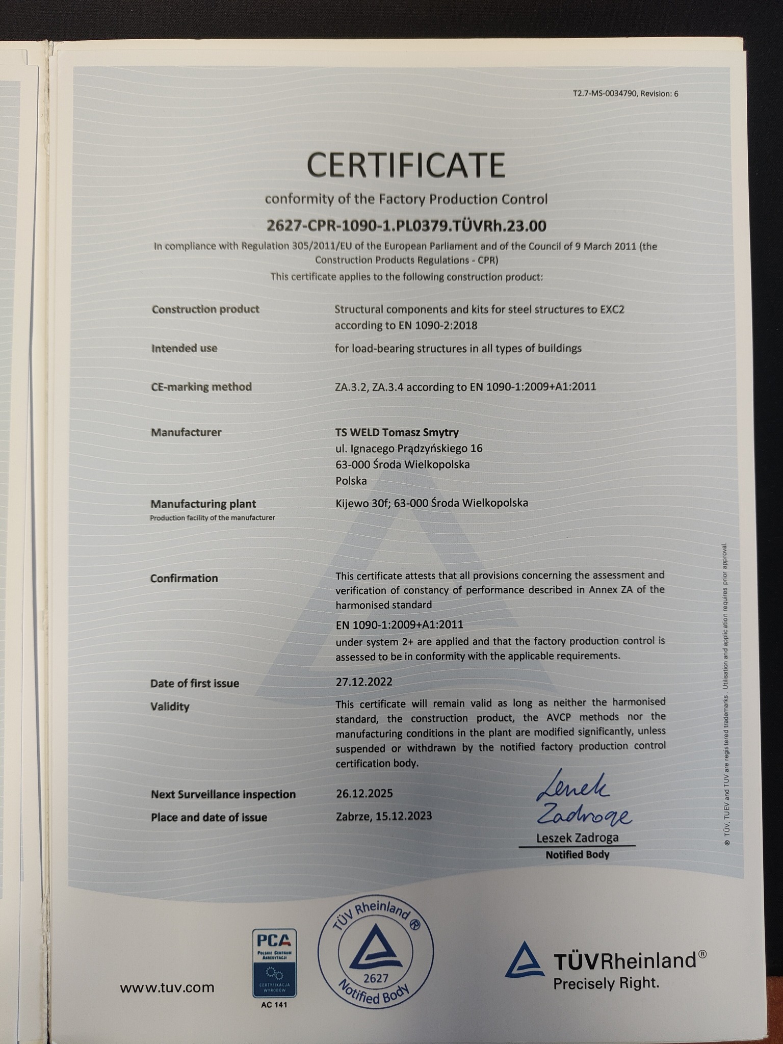 Skan certyfikatu zgodności Factory Production Control dla komponentów stalowych, wydany przez TÜV Rheinland dla TS WELD Tomasz Smytry, ważny do 26.12.2025, z datą wydania 15.12.2023 w Zabrzu.