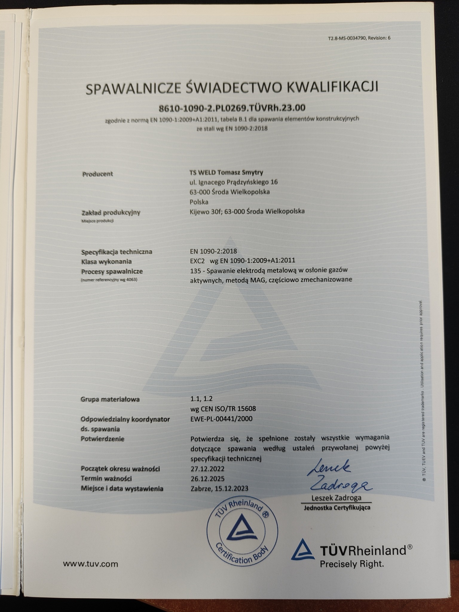 Skan świadectwa kwalifikacji spawalniczych firmy TS WELD Tomasz Smytry, wystawionego przez TÜV Rheinland, zawierający informacje o zgodności z normą EN 1090, klasie wykonania EXC2 i procesach...