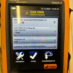 SOLO Dawid Solczak - Pomarańczowy analizator kabli Fluke Networks Versiv 2 DSX-5000 z ekranem wyświetlającym wyniki testu kabla kategorii 7 S/FTP, standard ISO11801 PL2 Class Ea, projekt KITA Reuterstrabe 70, data 12.