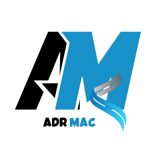 Logo firmy ADR MAC z czarną literą A i niebieską literą M, z elementem graficznym przypominającym wstęgę w kolorach niebieskim i srebrnym.