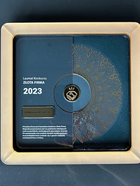 Nagroda Laureat Konkursu Złota Firma 2023 w ramce, symbol dłoni na tle dekoracyjnego wzoru.