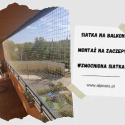 Zabezpieczony balkon siatką ochronną z widokiem na zieleń, obok kartka informacyjna o montażu na zaczepy i wzmocnionej siatce.