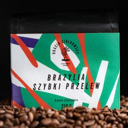 In Boiling Water Company - Opakowanie kawy ziarnistej 'Brazylia Szybki Przelew' marki Bracia Ziółkowscy, otoczone ziarnami kawy na czarnym tle.