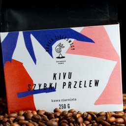 In Boiling Water Company - Paczka kawy ziarnistej 'Kivu Szybki Przelew' marki Bracia Ziółkowscy 250g, umieszczona na tle ziaren kawy, z widocznym logo firmy.