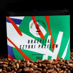 In Boiling Water Company - Paczka kawy ziarnistej Brazylia Szybki Przelew 250g Palarnia Kawy Bracia Ziółkowscy, otoczona ziarnami kawy na czarnym tle.