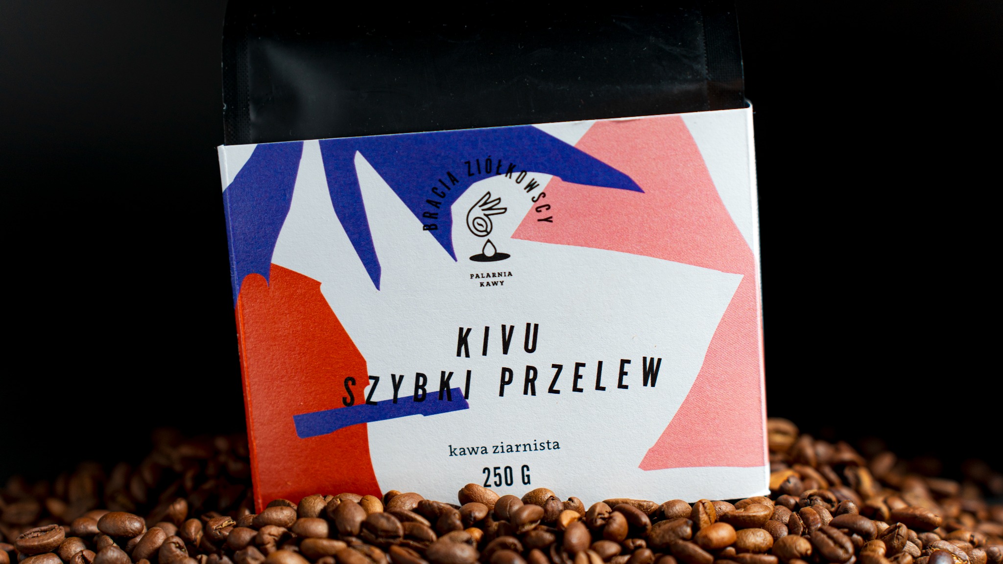 Paczka kawy ziarnistej 'Kivu Szybki Przelew' marki Bracia Ziółkowscy 250g, umieszczona na tle ziaren kawy, z widocznym logo firmy.