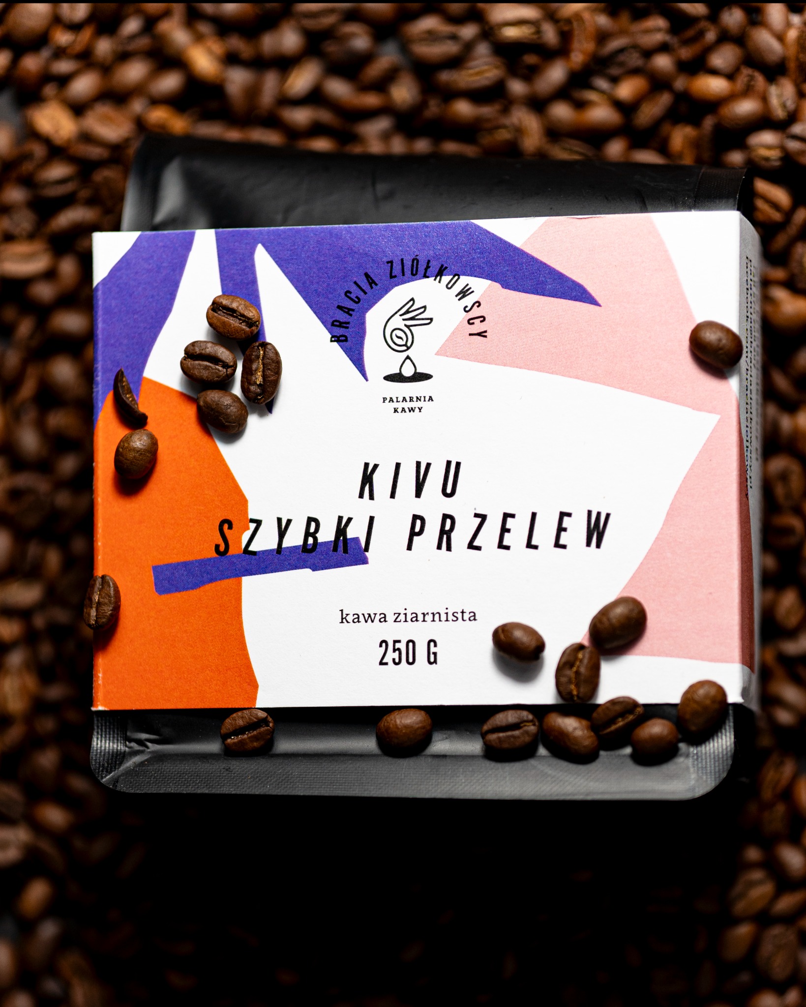 Paczka kawy ziarnistej Kivu Szybki Przelew na tle rozsypanych ziaren kawy, z widocznym logo palarni Bracia Ziołkowscy.