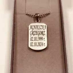 Grawer na blaszce ze stali szlachetnej .