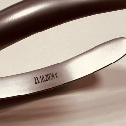 Grawer na narzędziu ortodontycznym. 