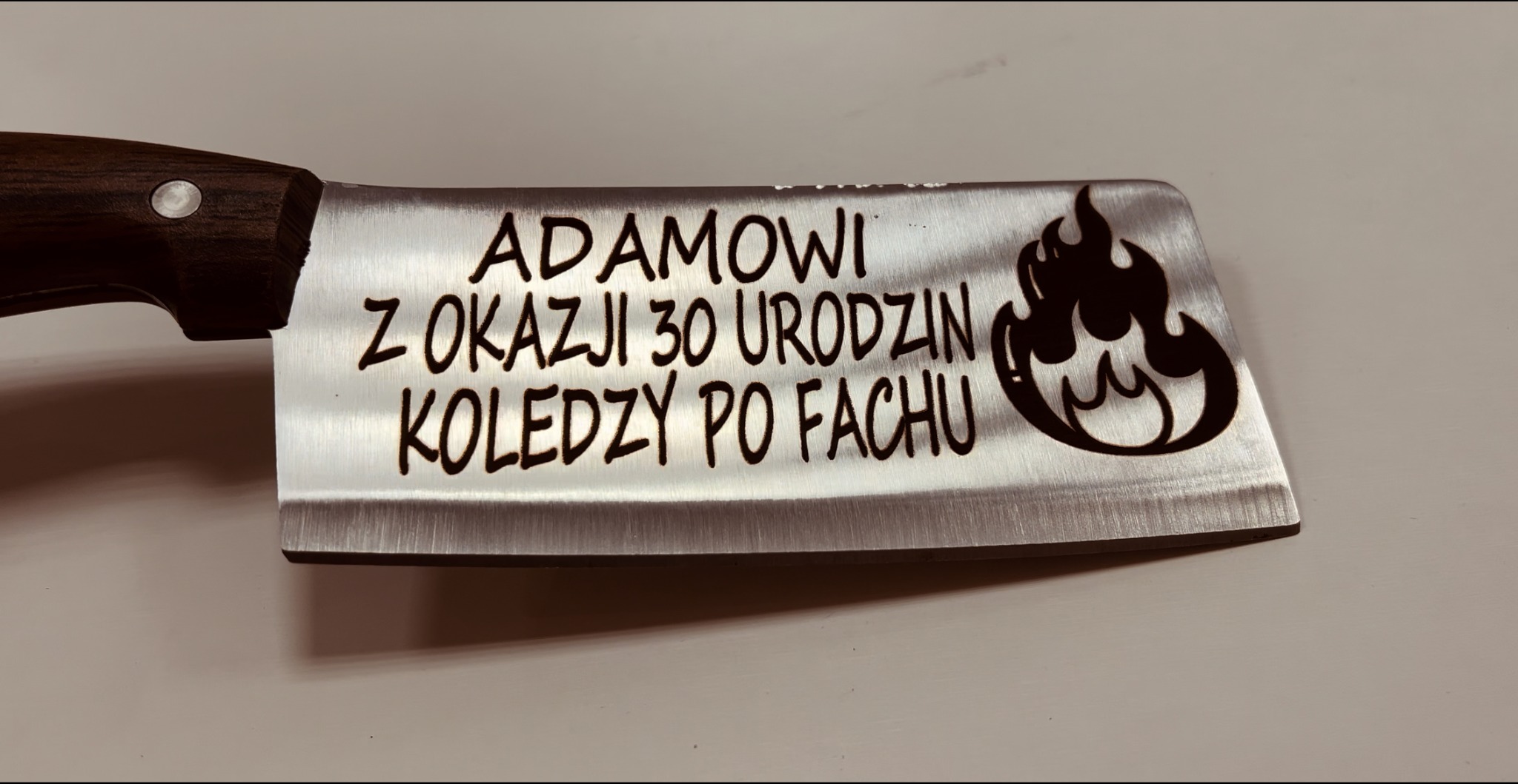 Grawer na nożu z okazji 30 urodzin.
