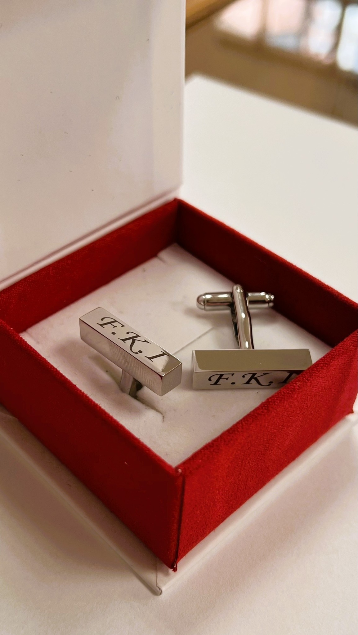 Inicjały na tytanowych spinkach do mankietów.