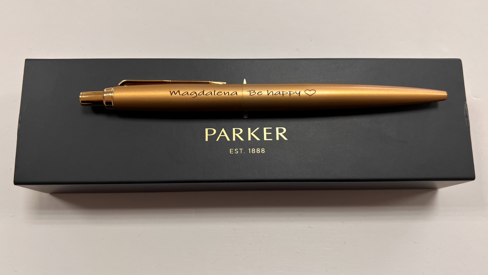 Grawer na długopisie firmy Parker.