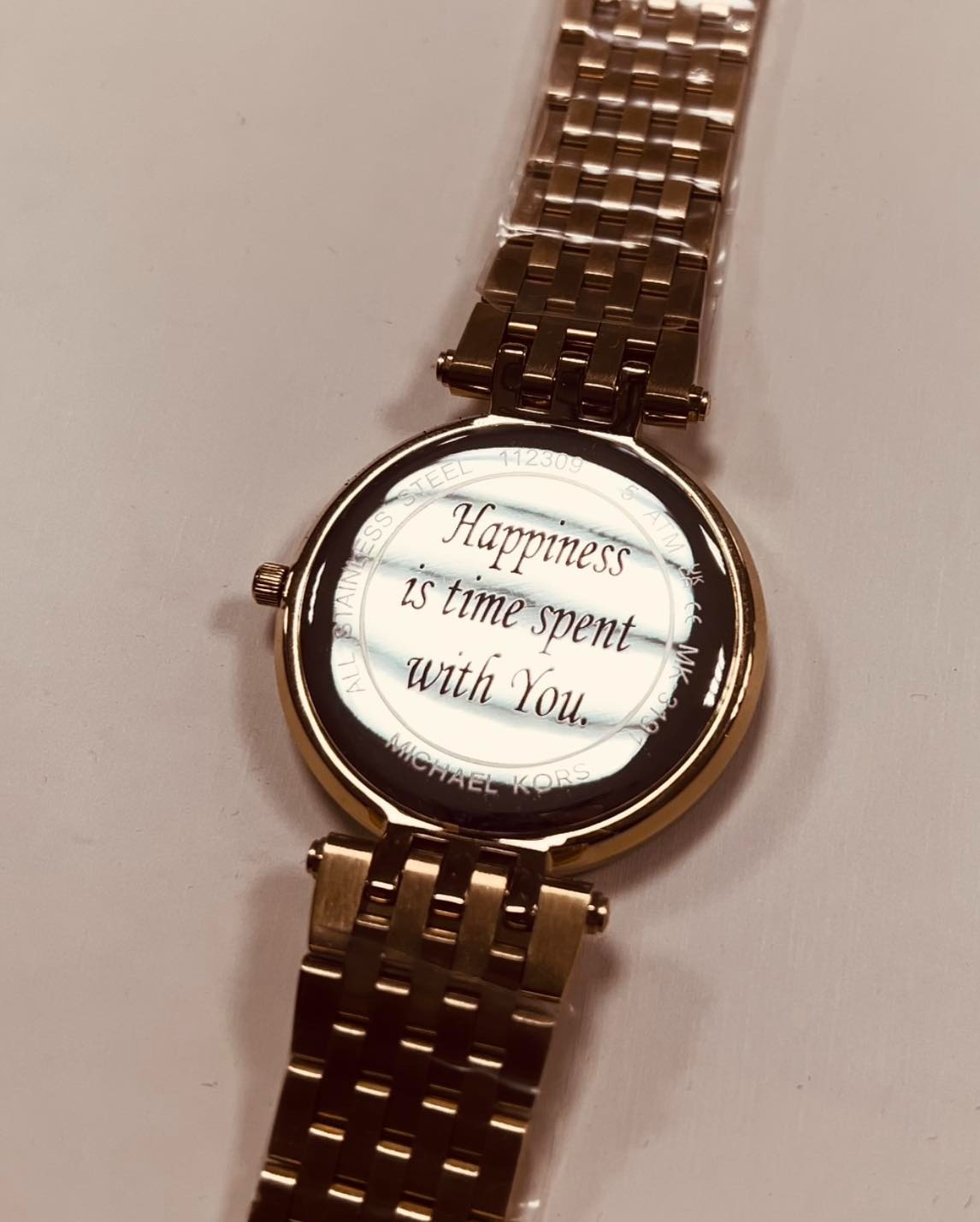 Kolejny grawer na zegarku.