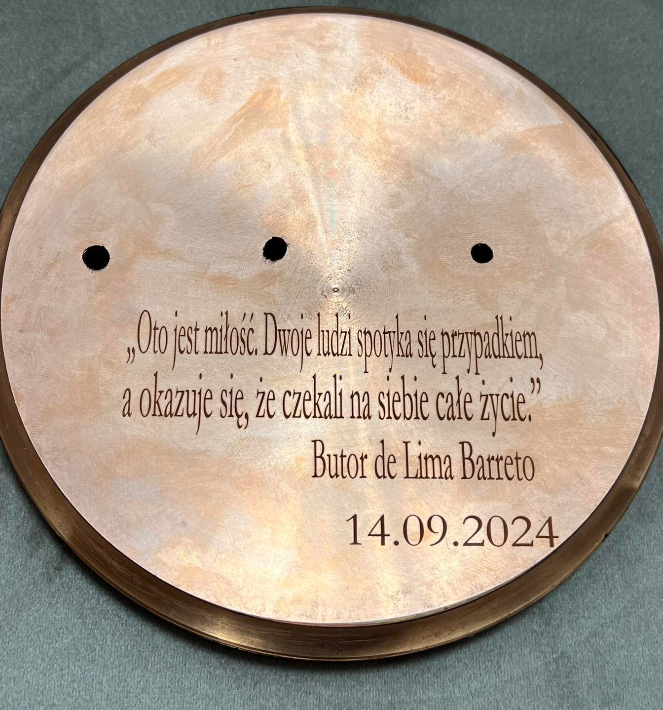 Grawer na podstawce pod zegar.