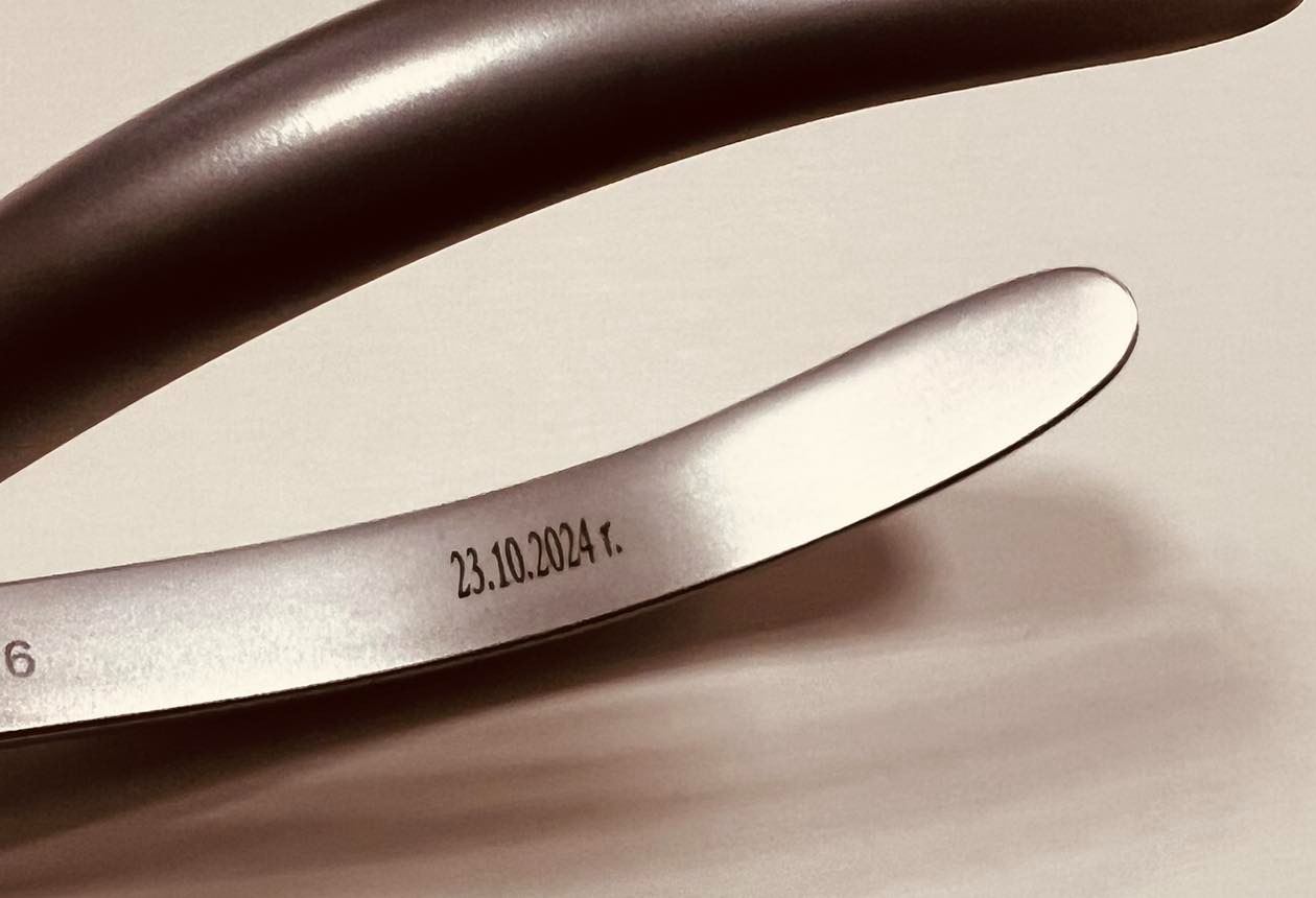 Grawer na narzędziu ortodontycznym.