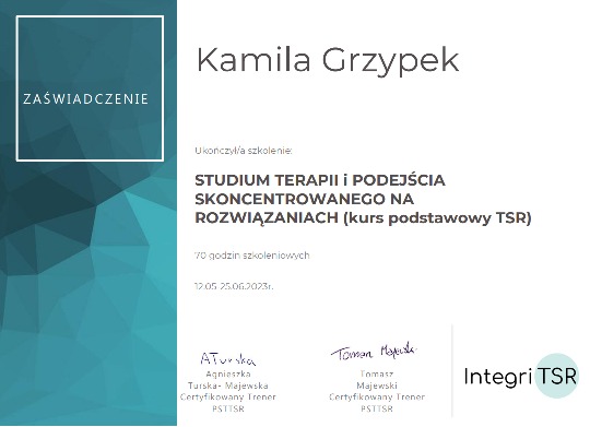 Skan zaświadczenia o ukończeniu studium terapii i podejścia skoncentrowanego na rozwiązaniach (kurs podstawowy TSR) przez Kamilę Grzypek, z podpisami certyfikowanych trenerów i logo Integri TSR.
