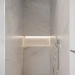 Nowoczesna kabina prysznicowa wyłożona białym marmurem z podświetlaną wnęką i deszczownicą sufitową.