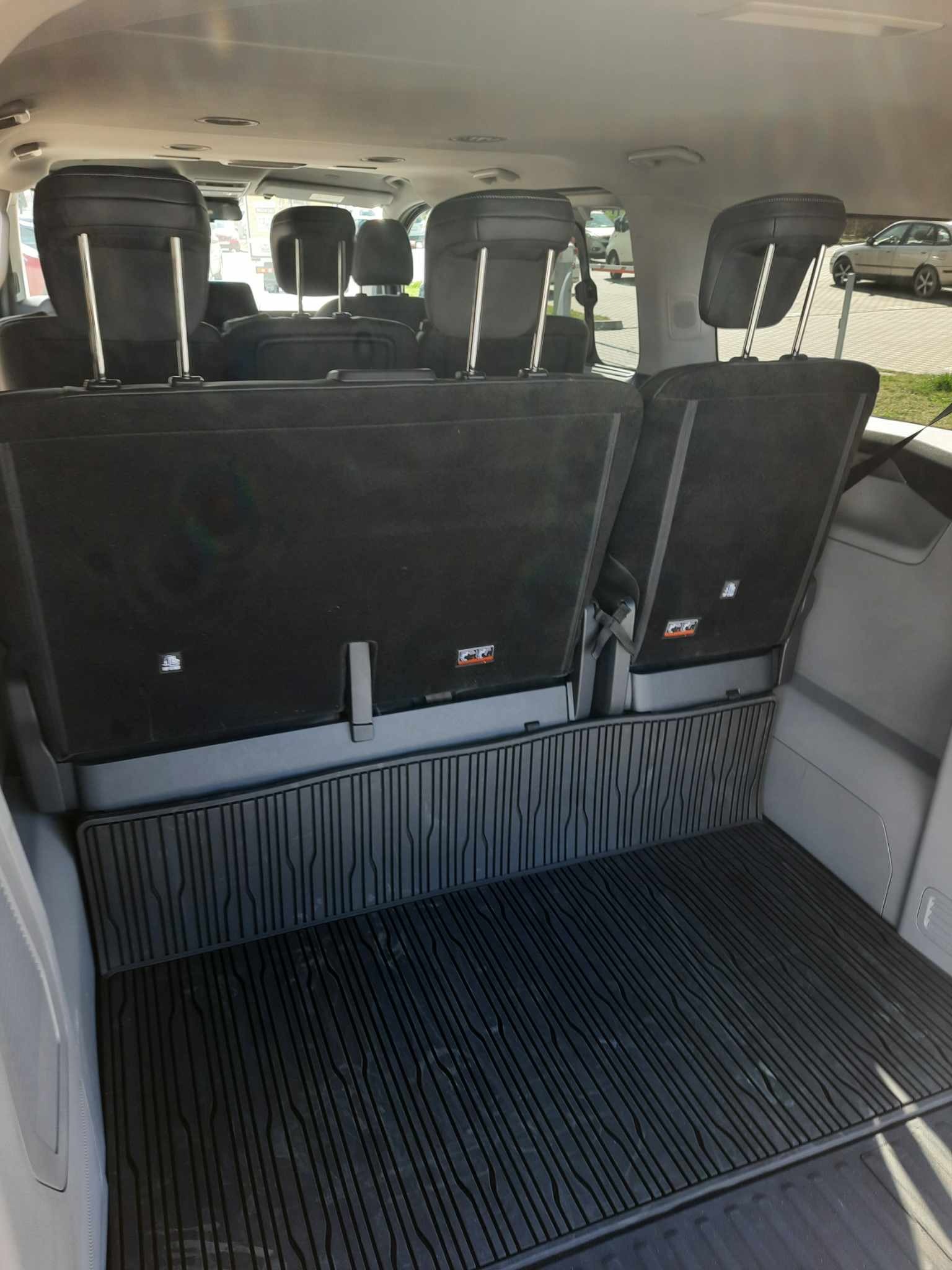 Wnętrze bagażnika samochodu osobowego z rozłożonymi siedzeniami, widok z tyłu, gumowa mata ochronna podłogi, Rzeszów.