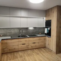 Nowoczesna kuchnia z drewnianymi frontami szafek dolnych i szarymi górnymi, czarny zlew i płyta indukcyjna wkomponowane w szary blat, oświetlenie LED pod szafkami wiszącymi, drewniana podłoga.