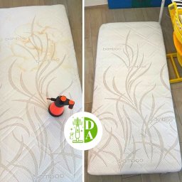 Sviatlana Tkachova Dobra atmosfera - Porównanie materaca dziecięcego 'Bamboo' przed i po czyszczeniu punktowym, z widocznym urządzeniem do czyszczenia parowego na zabrudzonej części.