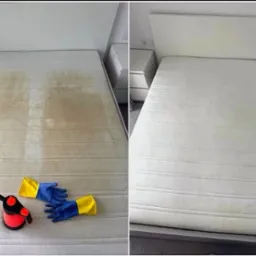 Porównanie materaca przed i po czyszczeniu: strona zabrudzona z plamami i narzędzia do czyszczenia obok, a strona wyczyszczona, biała i odświeżona.