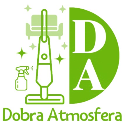 Zielone logo firmy czyszczącej zarys kanapy, spryskiwacza i odkurzacza pionowego, napis 'Dobra Atmosfera' w dolnej części.