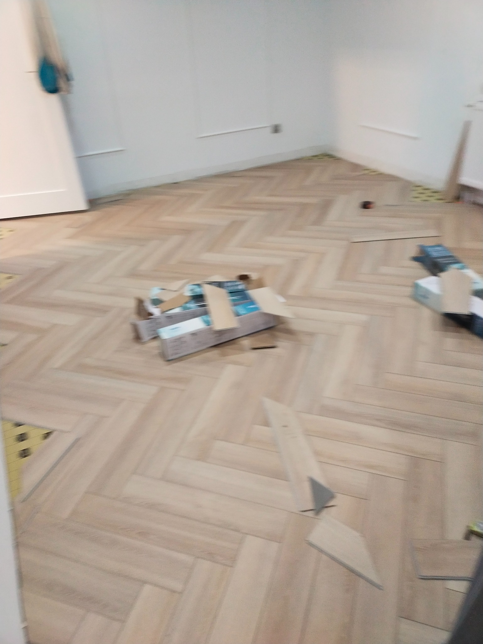 Montaż paneli winylowych