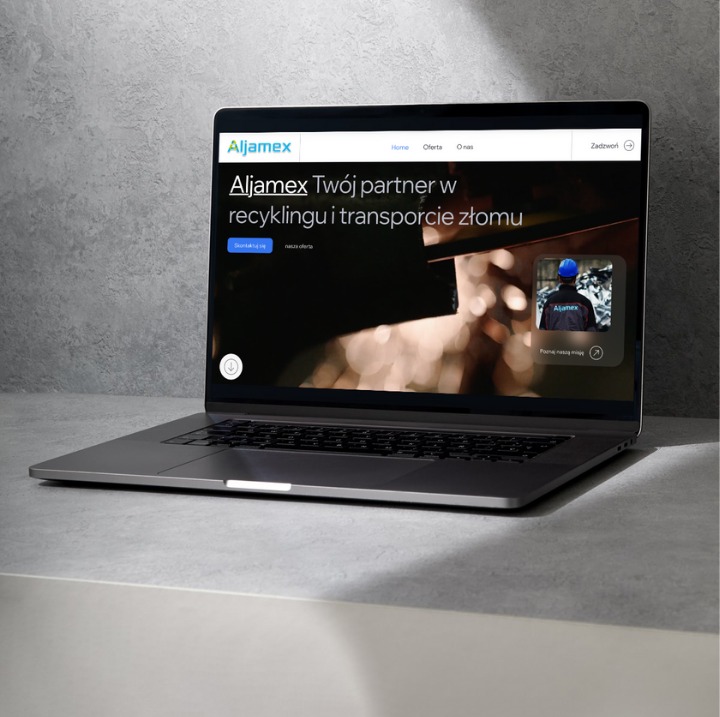 Laptop wyświetla stronę internetową Aliamex z hasłem 'Twój partner w recyklingu i transporcie złomu', na szarym tle.