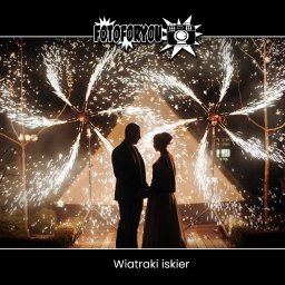 FotoForYou Atrakcje eventowe - Para Młoda trzymająca się za ręce na tle pirotechniki scenicznej w kształcie wiatraków iskier, oświetlonych od spodu, z logo firmy fotograficznej w górnej części kadru.