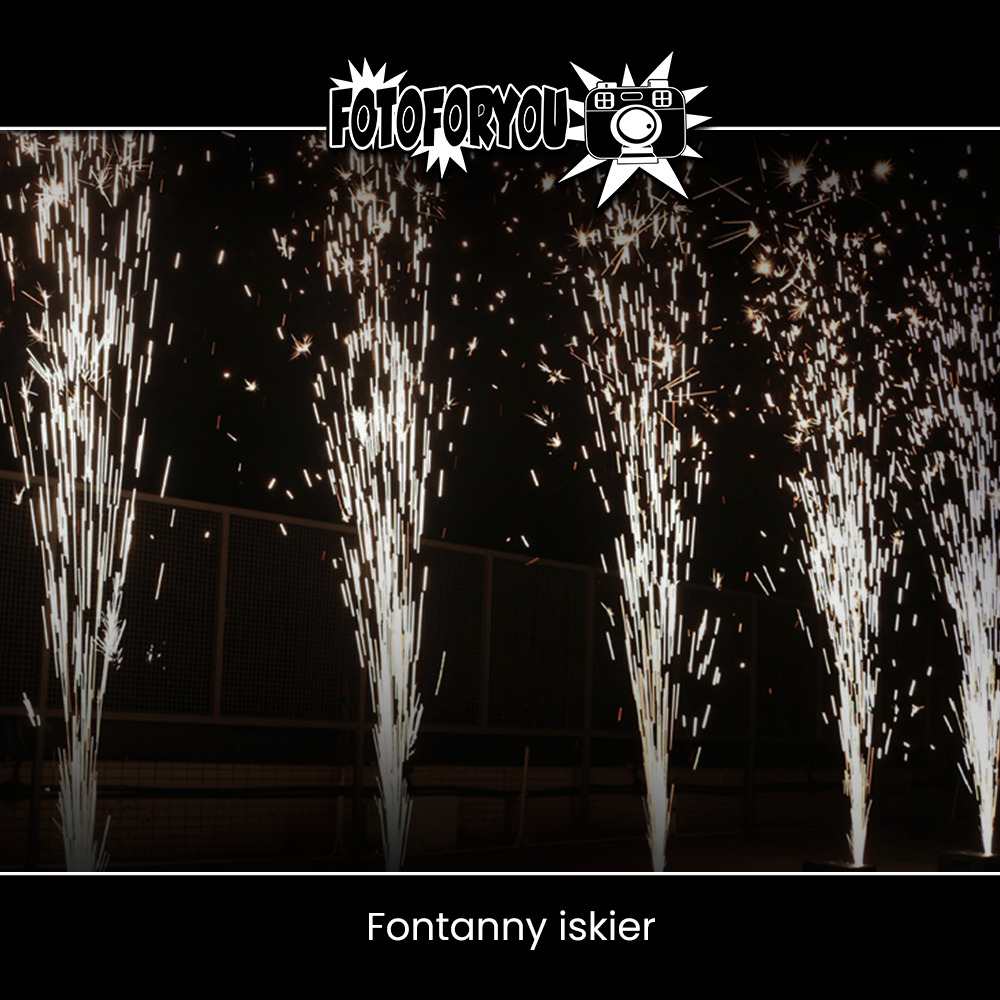 Cztery fontanny iskier w ciemności, widoczne na tle metalowej konstrukcji, z logo firmy na górze.