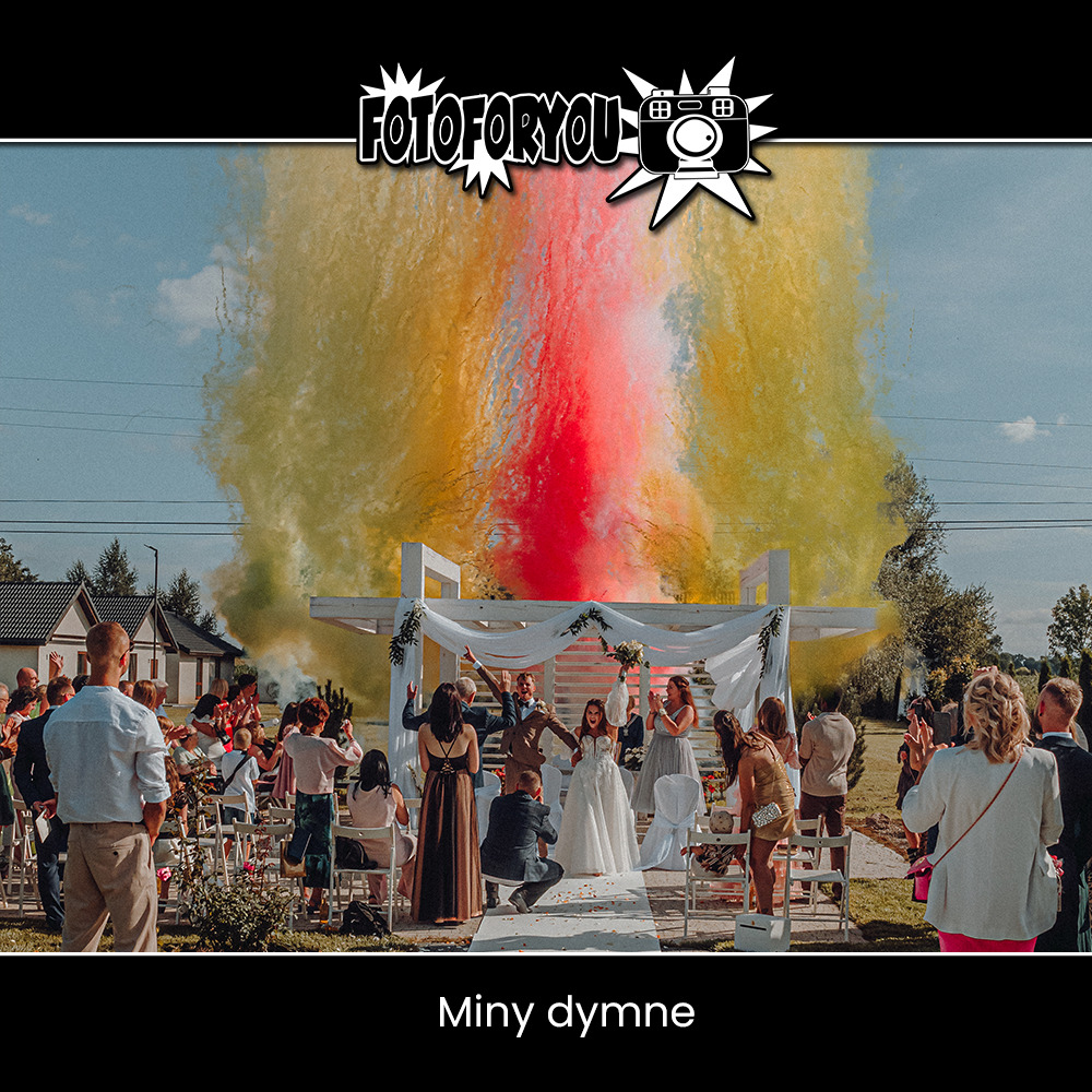 Para młoda świętuje pod białym, drewnianym baldachimem, otoczona gośćmi weselnymi, z wybuchami kolorowego dymu w odcieniach czerwieni i żółci w tle, nad nimi logo fotografa.