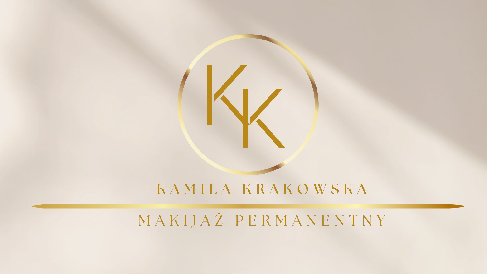 Eleganckie logo w odcieniach złota: okrąg z inicjałami 'KK', imię i nazwisko 'Kamila Krakowska' oraz napis 'Makijaż Permanentny' na beżowym tle z delikatnymi cieniami.