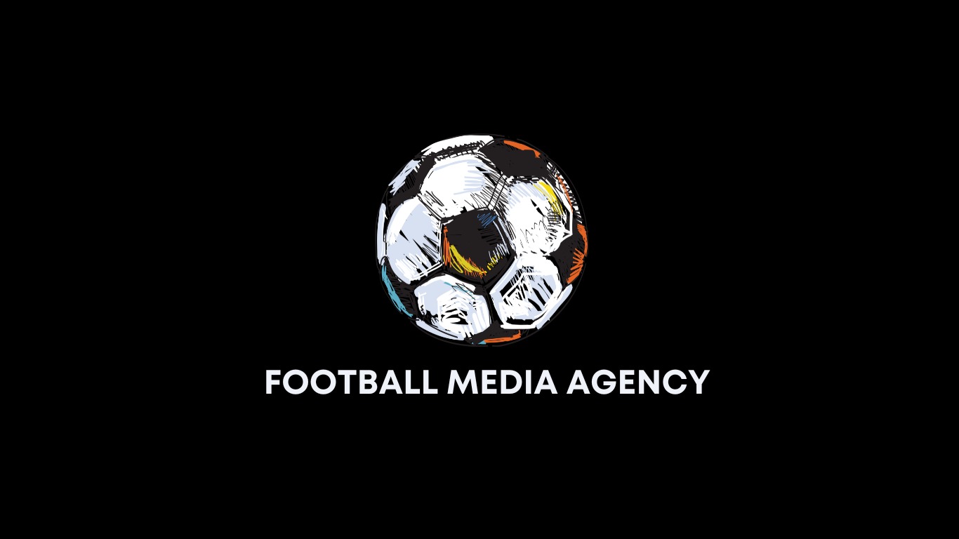 Logo Football Media Agency przedstawiające stylizowaną piłkę nożną z kolorowymi akcentami na czarnym tle.