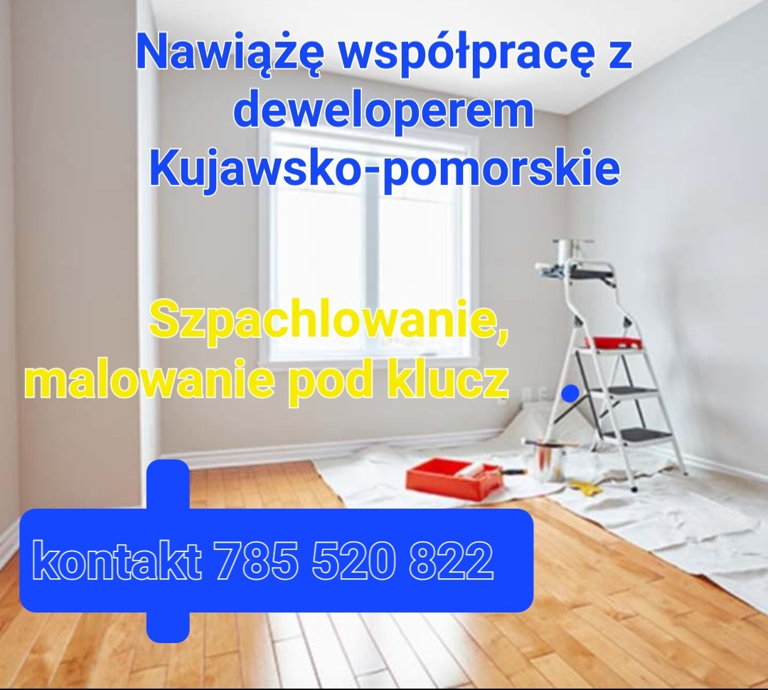 Pokój w trakcie prac wykończeniowych z widoczną drabiną malarską, kuwetą z farbą oraz zabezpieczoną podłogą. Na ścianie widnieje napis informujący o współpracy z deweloperem w Kujawsko-pomorskim...