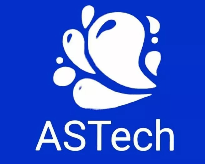 Logo firmy ASTech na niebieskim tle, z abstrakcyjnym symbolem przypominającym krople wody lub fale.