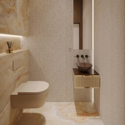Agnieszka Szultk Szultk Architecture - Beżowa łazienka z podwieszaną toaletą i umywalką na szafce z rattanowym frontem, oświetlona listwami LED. Marmurowe płytki podłogowe i ścienne.