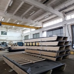Wykonane przez naszą ekipę elementy prefabrykowane konstrukcji dachu, elementy stropów i ścian - łącznie z instalacjami wewnętrznymi. Proces prefabrykacji odbywa się w całości na naszej hali, a montaż i uzupełnienia - na placu budowy.