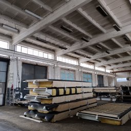 DOM DOBRY Roman K&K Sp. z o.o. - Hala produkcyjna z prefabrykowanymi elementami konstrukcyjnymi: ściany, stropy i dach. Elementy z instalacjami wewnętrznymi, przygotowane do montażu na budowie.