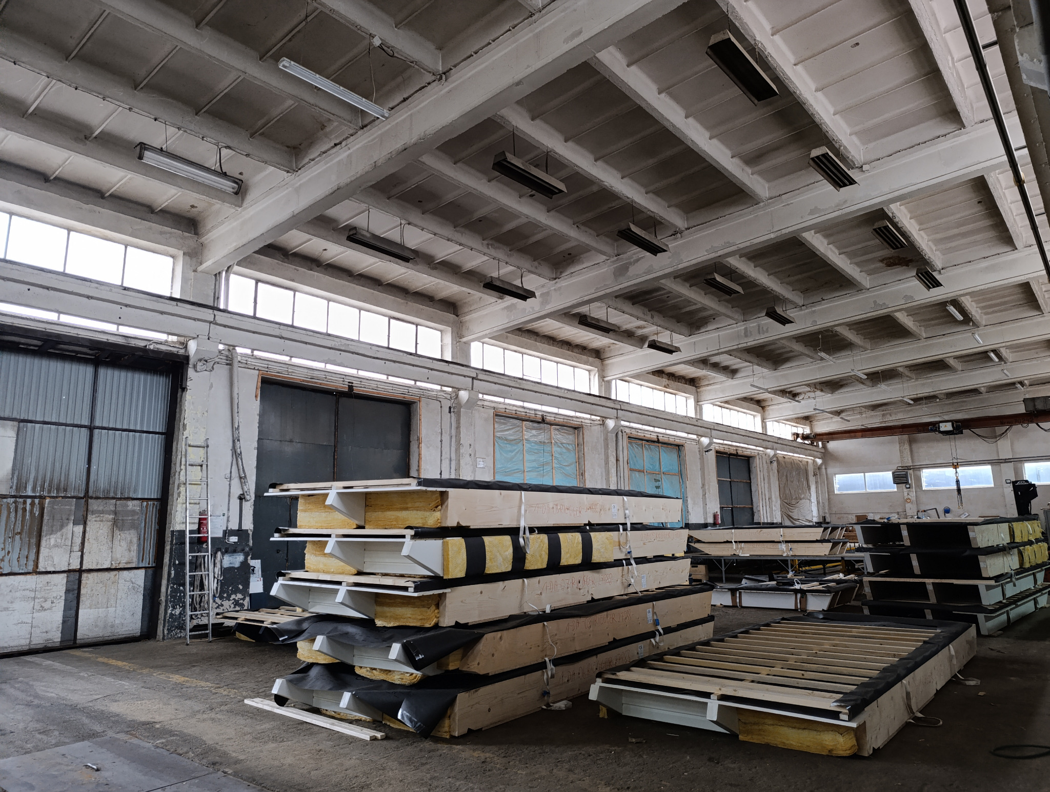 Hala produkcyjna z prefabrykowanymi elementami konstrukcyjnymi: ściany, stropy i dach. Elementy z instalacjami wewnętrznymi, przygotowane do montażu na budowie.