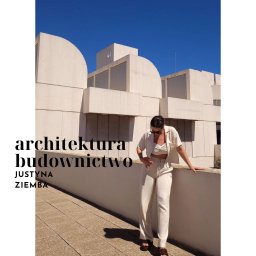 ARCHITEKTURA BUDOWNICTWO Justyna Ziemba - Kobieta w jasnym komplecie na tle modernistycznego budynku z półokrągłymi elementami i płaskim dachem, błękitne niebo w tle.