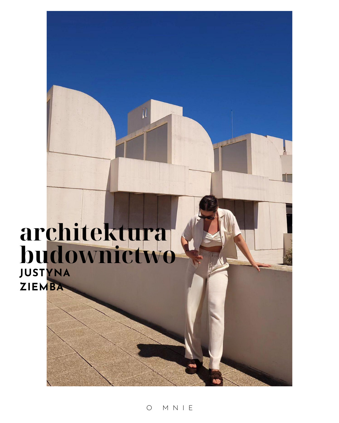 Kobieta w jasnym komplecie na tle modernistycznego budynku z półokrągłymi elementami i płaskim dachem, błękitne niebo w tle.