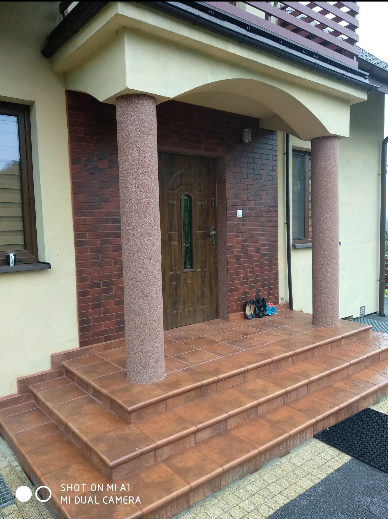 Po realizacji. Wykonana hydroizolacja, gruntowanie, flizowanie schodów i ściany, fugi, tynk ozdobny na słupach