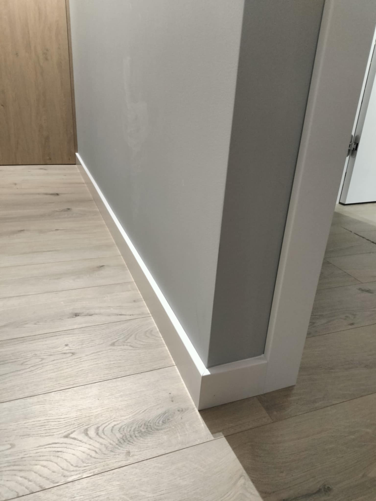 Montaż listew przypodłogowych.