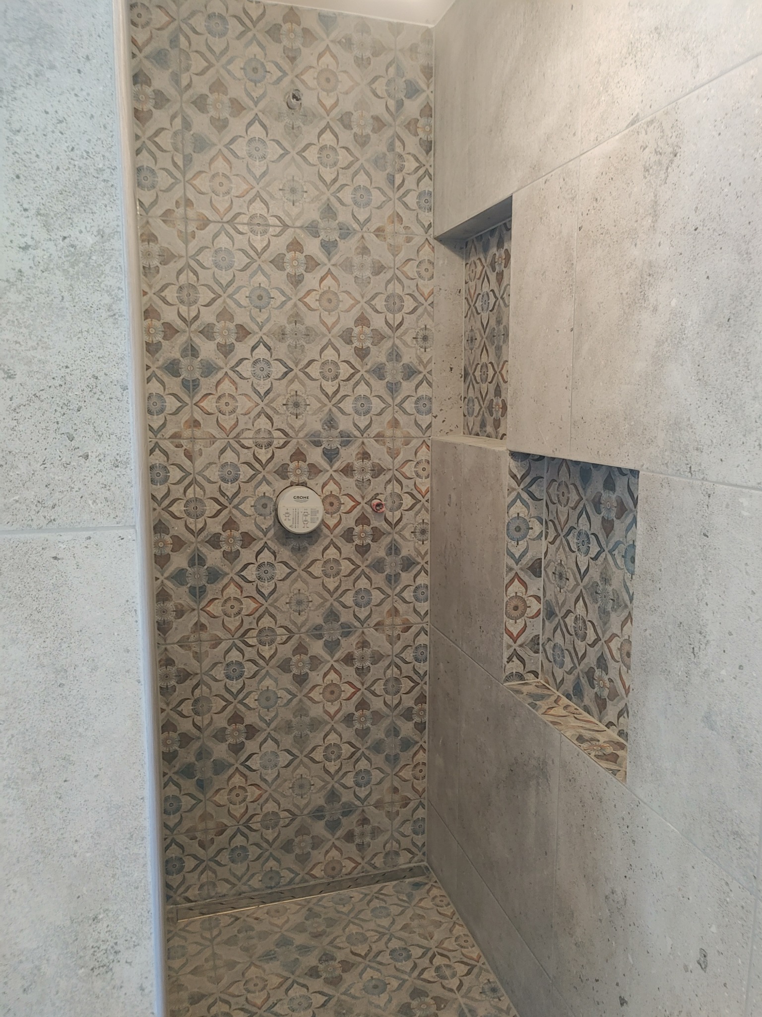 Zajmuje się remontami mieszkań pracuje już 24 lata doświadczenia mam z itali Niemiec i polski