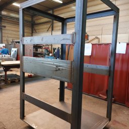 Mobilny Spawacz Jan Bednarczyk Professional Spaw 303 - Surowa, spawana konstrukcja stalowa z profili zamkniętych, widoczna w warsztacie. Elementy połączone spawami. Widoczne ślady obróbki i niedoskonałości.