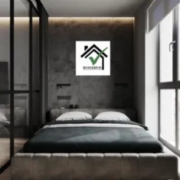 Sypialnia z łóżkiem na niskim podeście, ściana z szarego betonu z podświetleniem LED i logo firmy 'BUDSERVIS' z symbolem domu i zielonym ptaszkiem, okno z roletą.