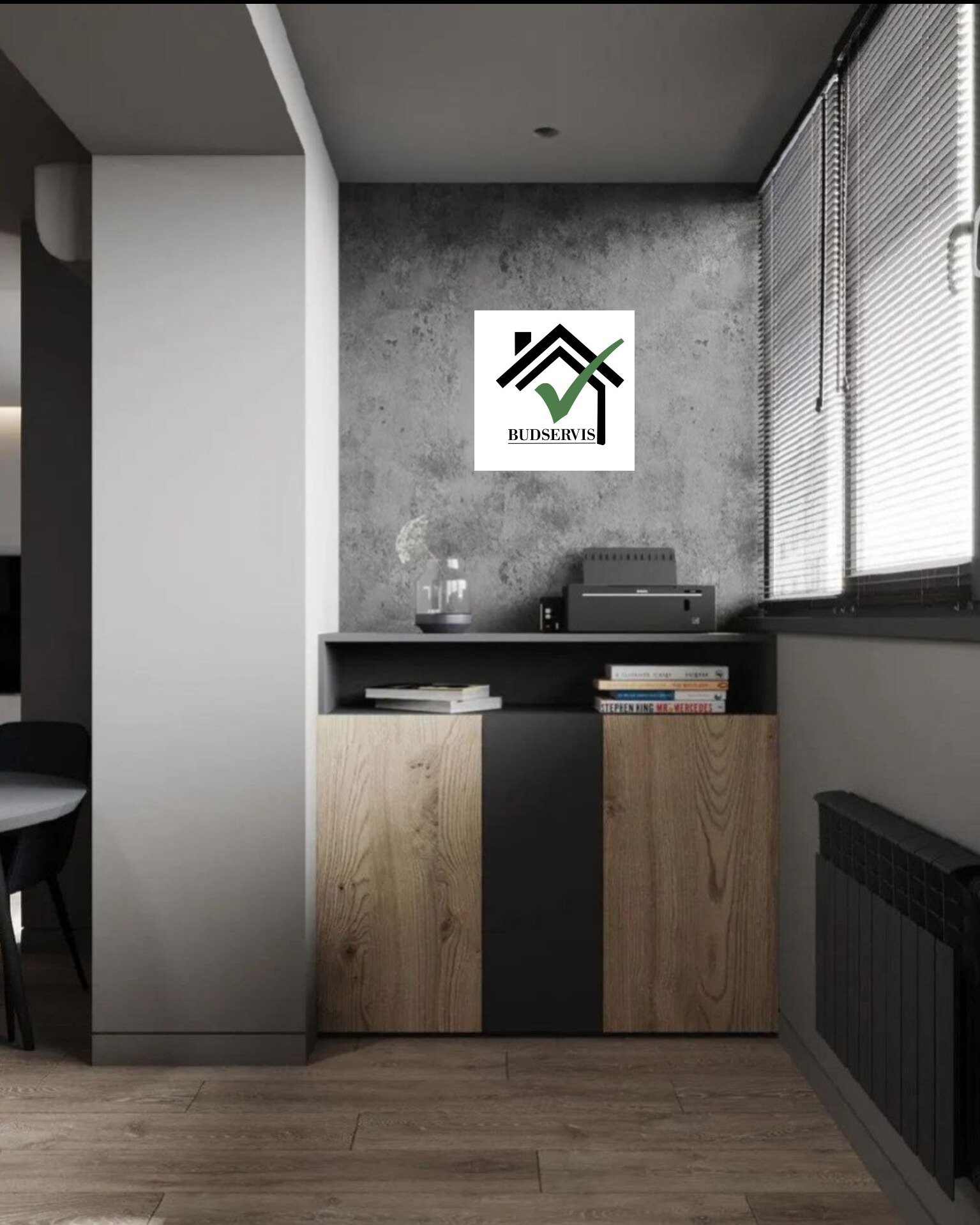 Wnętrze pokoju z drewnianą podłogą, szafką z drewnianymi frontami, grzejnikiem pod oknem z żaluzjami i logo firmy Budservis na ścianie.